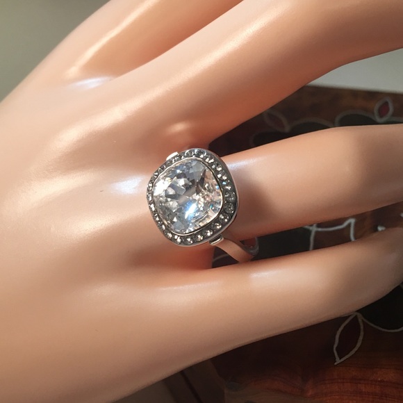 Stunning cushion cut clear ring - Picture 1 of 6